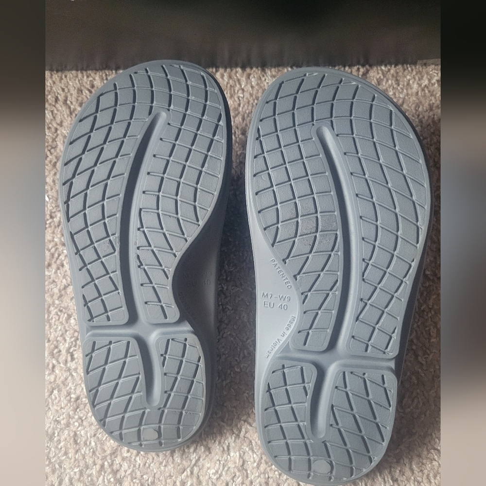 Gray OOFOS Men's Recovery Sandals - Picture 7 of 8